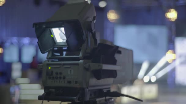 Kamera im Fernsehstudio während der Fernsehaufzeichnung — Stockvideo