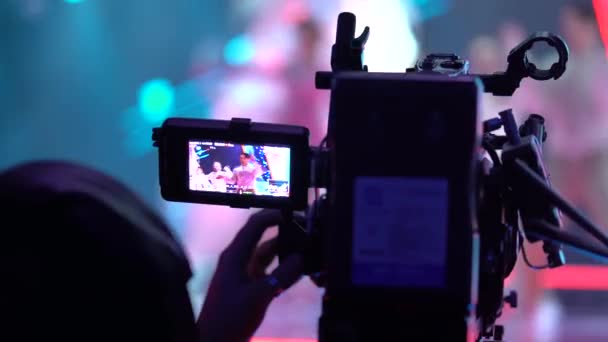 Камера в телестудии во время записи — стоковое видео