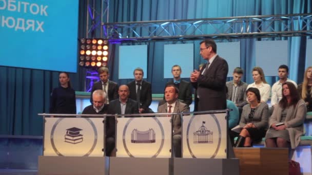 Televisión. Personas en el estudio de televisión durante la grabación de televisión — Vídeos de Stock