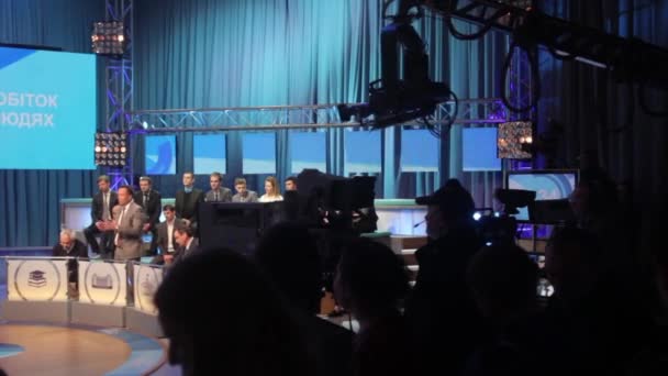 Tv. Lidé v televizním studiu během televizního natáčení — Stock video
