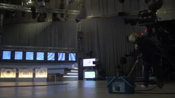 Tv. Personer i tv-studio under tv-inspelning — Stockvideo