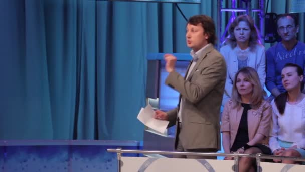 La télé. Les gens dans le studio de télévision pendant l'enregistrement TV — Video