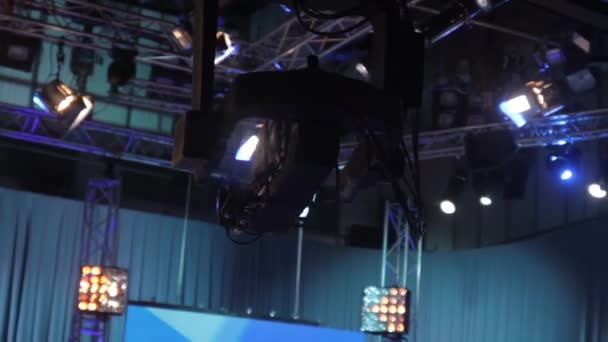 Une grue avec une caméra sur une suspension dans un studio de télévision lors d'une émission de télévision — Video