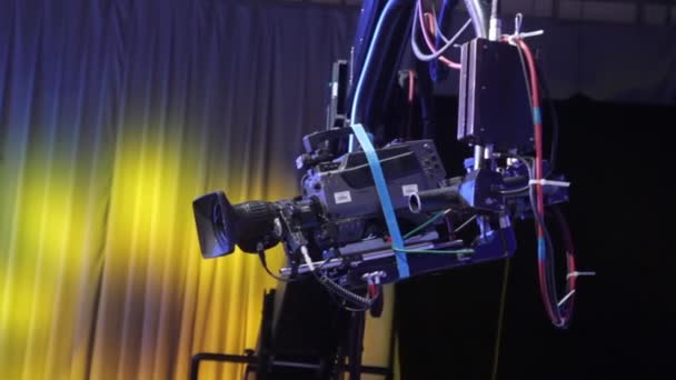 Кран с камерой на подвеске в телестудии во время телевизионной трансляции — стоковое видео