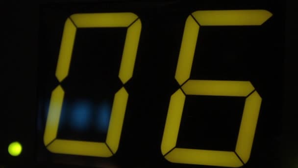 Affichage d'horloge avec tableau de bord électronique. Gros plan . — Video