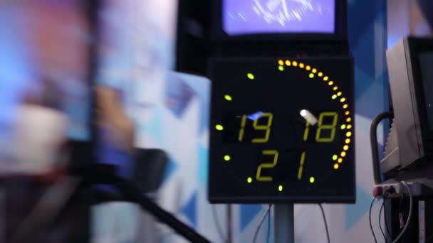Exibição de relógio com painel de avaliação eletrônico. Close-up . — Vídeo de Stock