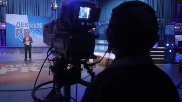 Cameraman with a camera in a TV studio while recording TV broadcasts. — Stock Video