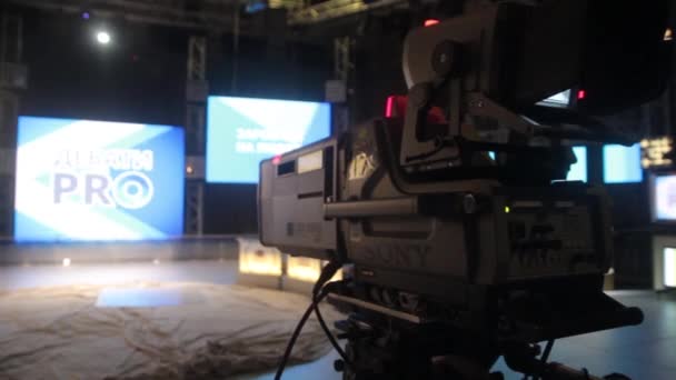 Kamera w studiu telewizyjnym podczas nagrywania transmisji telewizyjnej. Informacje dla mediów — Wideo stockowe