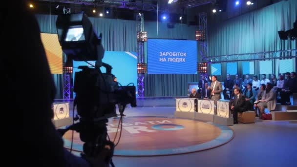 La caméra dans le studio de télévision lors de l'enregistrement de l'émission de télévision. Médias — Video