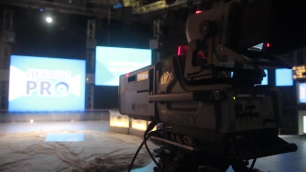 กล้องในสตูดิโอทีวีขณะบันทึกการออกอากาศทีวี สื่อ — วีดีโอสต็อก