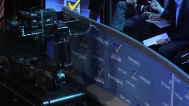 La telecamera nello studio televisivo durante la registrazione della trasmissione televisiva. Media — Video Stock