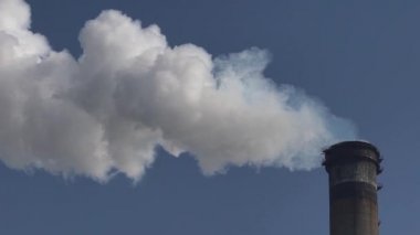 Duman bacadan geliyor. Hava kirliliği. Ağır çekim. Ekoloji. Kyiv. Ukrayna