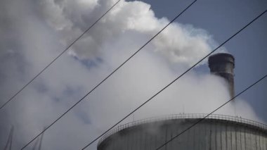 Duman bacadan geliyor. Hava kirliliği. Ağır çekim. Ekoloji. Kyiv. Ukrayna