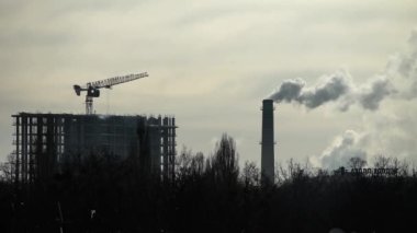 Duman bacadan geliyor. Hava kirliliği. Ağır çekim. Ekoloji. Kyiv. Ukrayna