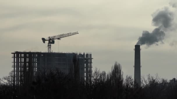 Duman bacadan geliyor. Hava kirliliği. Ağır çekim. Ekoloji. Kyiv. Ukrayna — Stok video