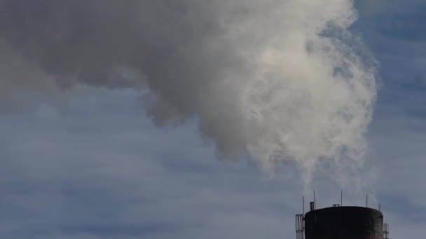 Er komt rook uit de schoorsteen. Luchtverontreiniging. Langzame beweging. Ecologie. Kiev. Oekraïne — Stockvideo