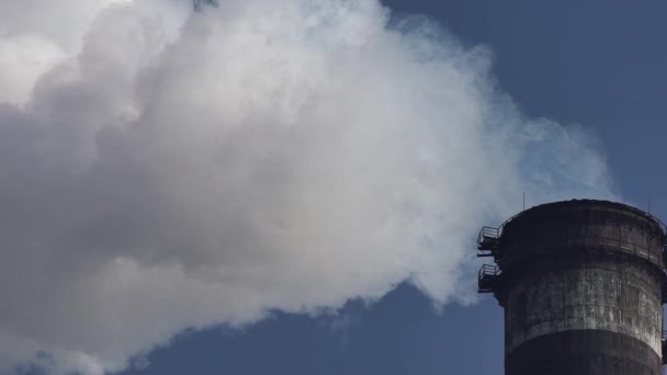 La fumée vient de la cheminée. Pollution atmosphérique. Au ralenti. L'écologie. Kiev. Ukraine — Video