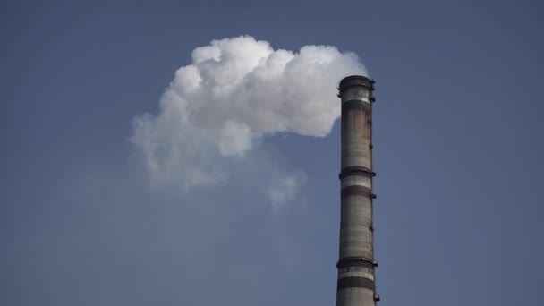 El humo viene de la chimenea. Contaminación atmosférica. En cámara lenta. Ecología. Kiev. Ucrania — Vídeos de Stock