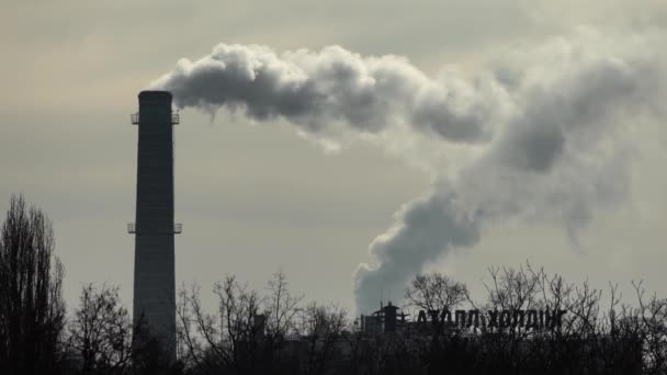 Er komt rook uit de schoorsteen. Luchtverontreiniging. Langzame beweging. Ecologie. Kiev. Oekraïne — Stockvideo