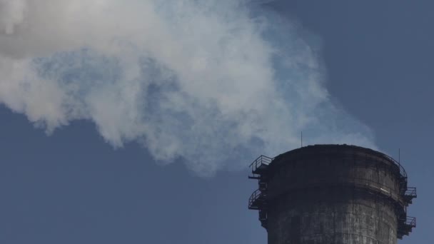 El humo viene de la chimenea. Contaminación atmosférica. En cámara lenta. Ecología. Kiev. Ucrania — Vídeo de stock