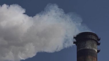 Duman bacadan geliyor. Hava kirliliği. Ağır çekim. Ekoloji. Kyiv. Ukrayna