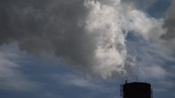 O fumo vem da chaminé. Poluição do ar. Movimento lento. Ecologia. Kiev. Ucrânia — Vídeo de Stock