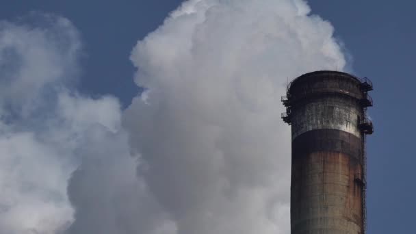 La fumée vient de la cheminée. Pollution atmosphérique. Au ralenti. L'écologie. Kiev. Ukraine — Video