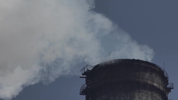 Er komt rook uit de schoorsteen. Luchtverontreiniging. Langzame beweging. Ecologie. Kiev. Oekraïne — Stockvideo