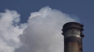 Duman bacadan geliyor. Hava kirliliği. Ağır çekim. Ekoloji. Kyiv. Ukrayna