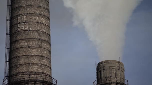 Rök kommer från skorstenen. Luftföroreningar. Sakta i backarna. Ekologi. Kiev. Ukraina — Stockvideo