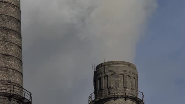 La fumée vient de la cheminée. Pollution atmosphérique. Au ralenti. L'écologie. Kiev. Ukraine — Video