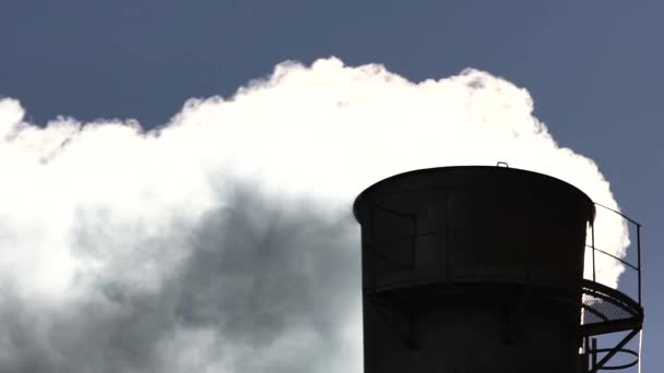 Er komt rook uit de schoorsteen. Luchtverontreiniging. Langzame beweging. Ecologie. Kiev. Oekraïne — Stockvideo