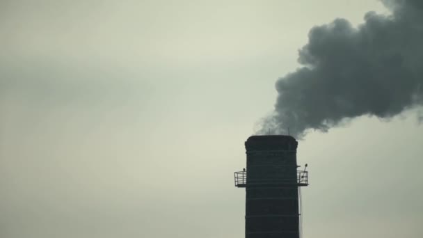 La fumée vient de la cheminée. Pollution atmosphérique. Au ralenti. L'écologie. Kiev. Ukraine — Video