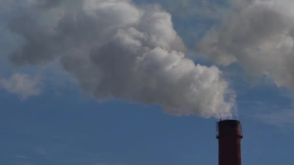 Er komt rook uit de schoorsteen. Luchtverontreiniging. Langzame beweging. Ecologie. Kiev. Oekraïne — Stockvideo