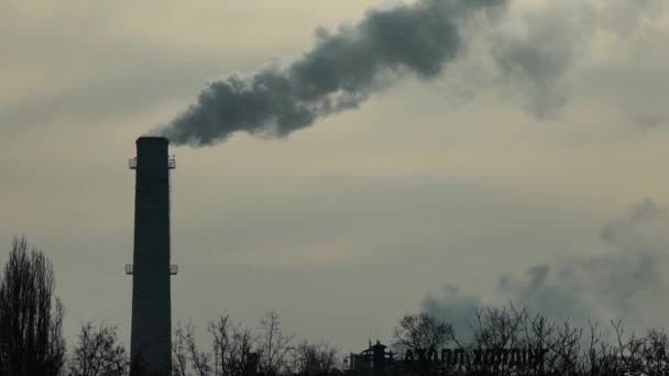 O fumo vem da chaminé. Poluição do ar. Movimento lento. Ecologia. Kiev. Ucrânia — Vídeo de Stock