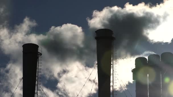 O fumo vem da chaminé. Poluição do ar. Movimento lento. Ecologia. Kiev. Ucrânia — Vídeo de Stock