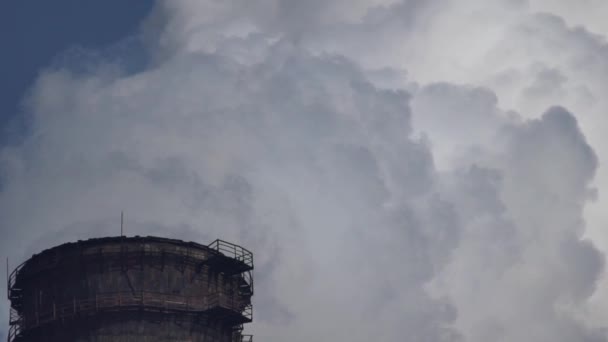 La fumée vient de la cheminée. Pollution atmosphérique. Au ralenti. L'écologie. Kiev. Ukraine — Video