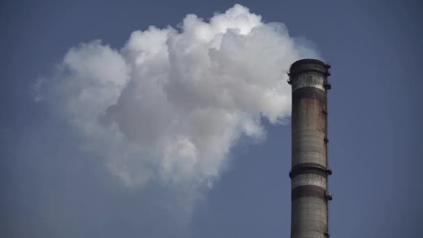 La fumée vient de la cheminée. Pollution atmosphérique. Au ralenti. L'écologie. Kiev. Ukraine — Video