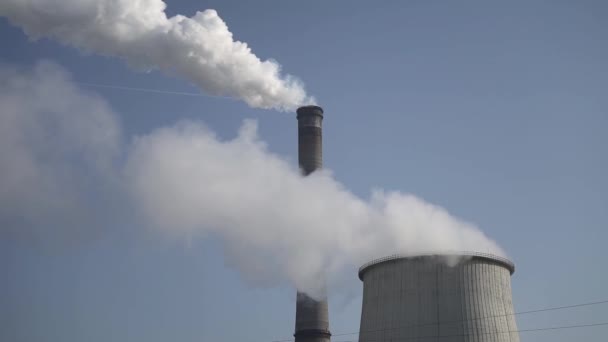 O fumo vem da chaminé. Poluição do ar. Movimento lento. Ecologia. Kiev. Ucrânia — Vídeo de Stock