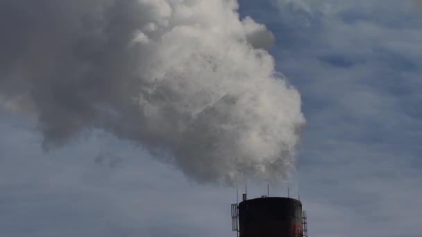 Duman bacadan geliyor. Hava kirliliği. Ağır çekim. Ekoloji. Kyiv. Ukrayna — Stok video