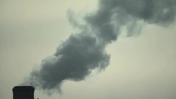 O fumo vem da chaminé. Poluição do ar. Movimento lento. Ecologia. Kiev. Ucrânia — Vídeo de Stock