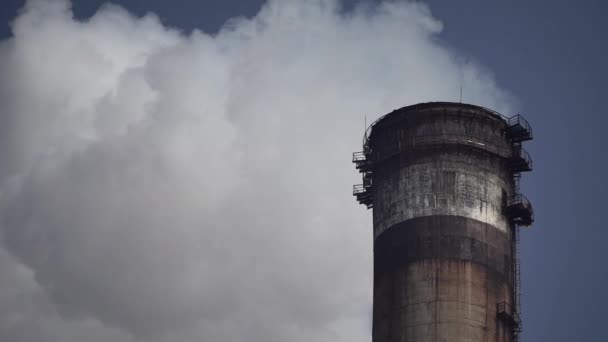 Er komt rook uit de schoorsteen. Luchtverontreiniging. Langzame beweging. Ecologie. Kiev. Oekraïne — Stockvideo