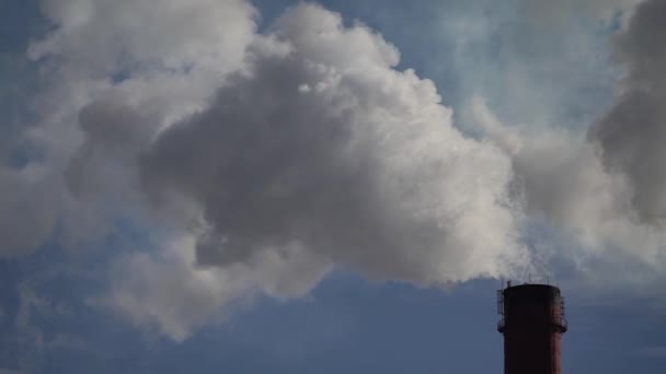 El humo viene de la chimenea. Contaminación atmosférica. En cámara lenta. Ecología. Kiev. Ucrania — Vídeos de Stock