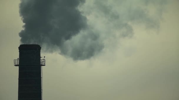 El humo viene de la chimenea. Contaminación atmosférica. En cámara lenta. Ecología. Kiev. Ucrania — Vídeos de Stock