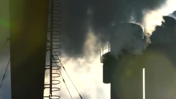 Er komt rook uit de schoorsteen. Luchtverontreiniging. Langzame beweging. Ecologie. Kiev. Oekraïne — Stockvideo