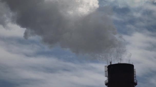 Er komt rook uit de schoorsteen. Luchtverontreiniging. Langzame beweging. Ecologie. Kiev. Oekraïne — Stockvideo