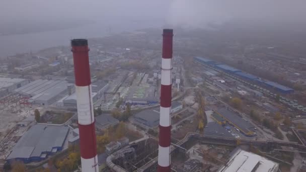 Røyken kommer fra pipa. Fra luften. Luftforurensning. Økologi. Kyiv. Ukraina . – stockvideo