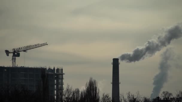 Дим виходить з димоходу. Забруднення повітря. Екологія. Київ. Україна. — стокове відео