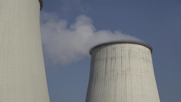 Er komt rook uit de schoorsteen. Luchtverontreiniging. Ecologie. Kiev. Oekraïne. — Stockvideo