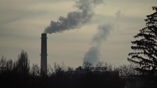 Asap berasal dari cerobong asap. Polusi udara. Ekologi. Kyiv. Ukraina . — Stok Video